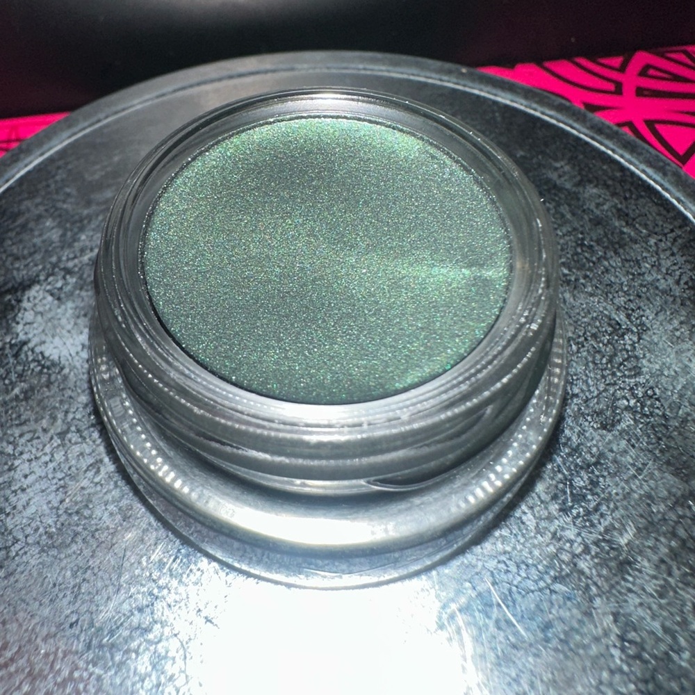 M•A•C Moss Definitely Pro Longwear Paint Pot